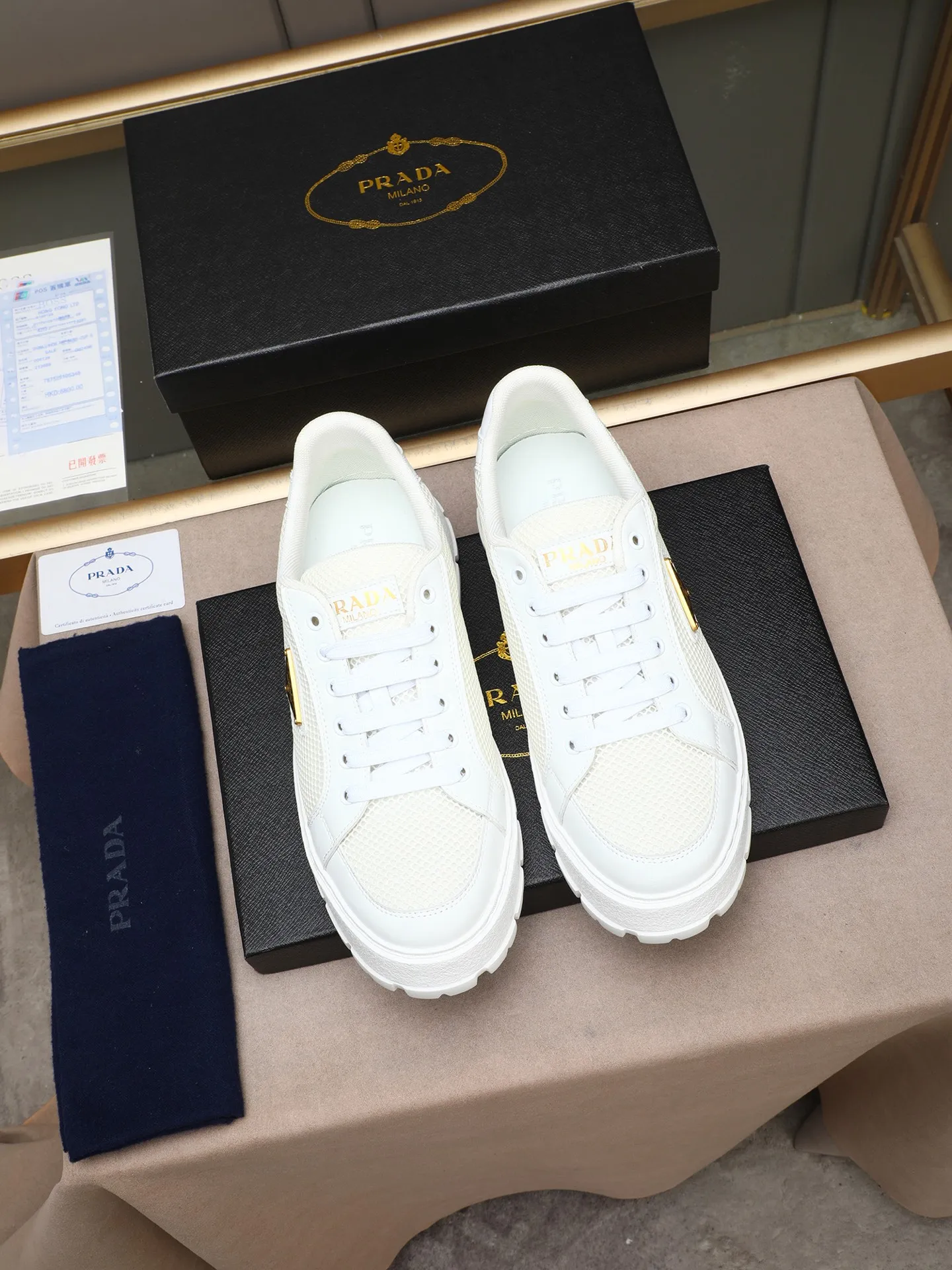 Men's Men's Shoes 💰440 Prada/Prada Men's new casual shoes, this sports shoe is made of imported calfskin upper with breathable mesh and breathable mesh lining. The foot pads are made of sheepskin, and the outsole is made of non-slip sports exclusive rubber outsole with logo. It feels good on the feet and is a fashionable item! Size: 38-44 (45 customized)